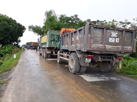 Thanh Hóa: Vỡ đê sông Cầu Chày, hàng trăm người đội mưa cứu đê - Ảnh 4.