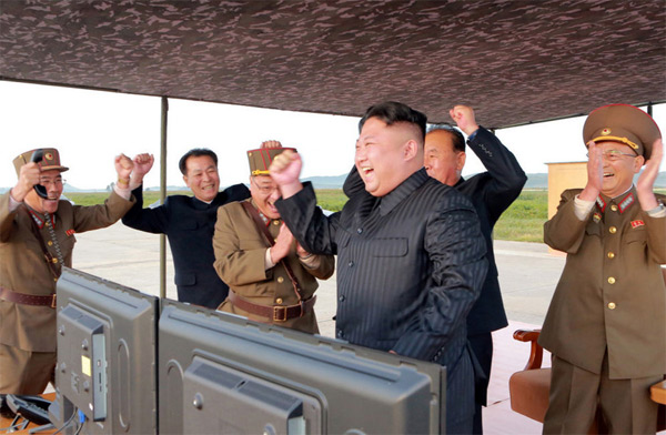 Hình ảnh ông Kim Jong Un sung sướng khi phóng tên lửa thành công - Ảnh 5.