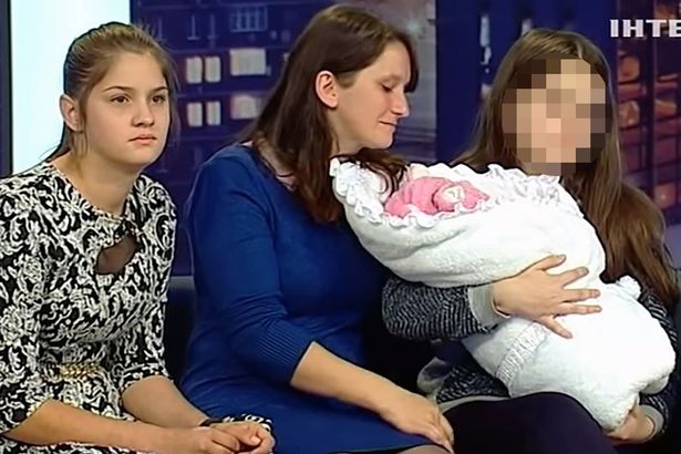 Bé gái 12 tuổi sinh con, bị ép lên sóng truyền hình tìm cha đứa bé gây rúng động - Ảnh 5.