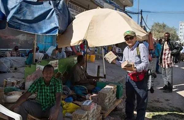 Quốc gia nghèo chẳng có gì ngoài tiền, đi chợ mua rau cũng phải mang cả bao tải, chất tiền thành đống - Ảnh 4.