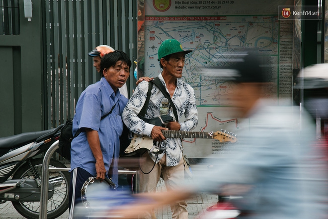 Chuyện Tám mù hát rong - Người cha lang thang Sài Gòn bán tiếng ca kiếm tiền chữa trị đôi mắt cho con gái - Ảnh 6.