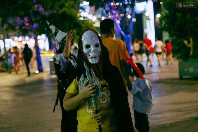 Đầu tư mùa Halloween, nhiều bạn trẻ Sài Gòn hóa trang rùng rợn trêu đùa trẻ em ở phố đi bộ Nguyễn Huệ - Ảnh 5.