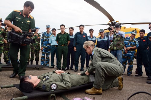 Thực hành cấp cứu đường không tại sân bay Biên Hòa - Ảnh 1.