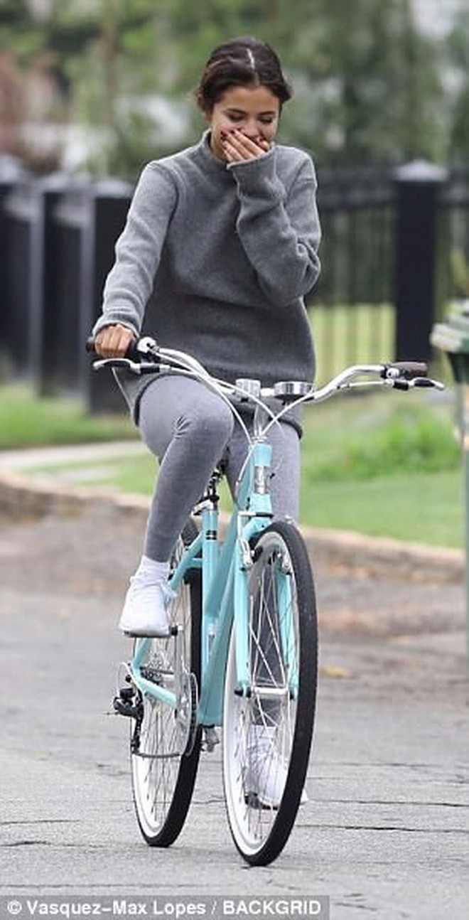 On a cycling date together, Justin - Selena are a beautiful and cute couple like they are filming a romantic movie - Photo 5.