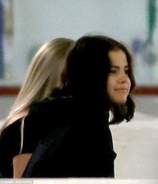 Selena Gomez đến cổ vũ Justin Bieber chơi hockey và mặc cả áo của bạn trai - Ảnh 5.