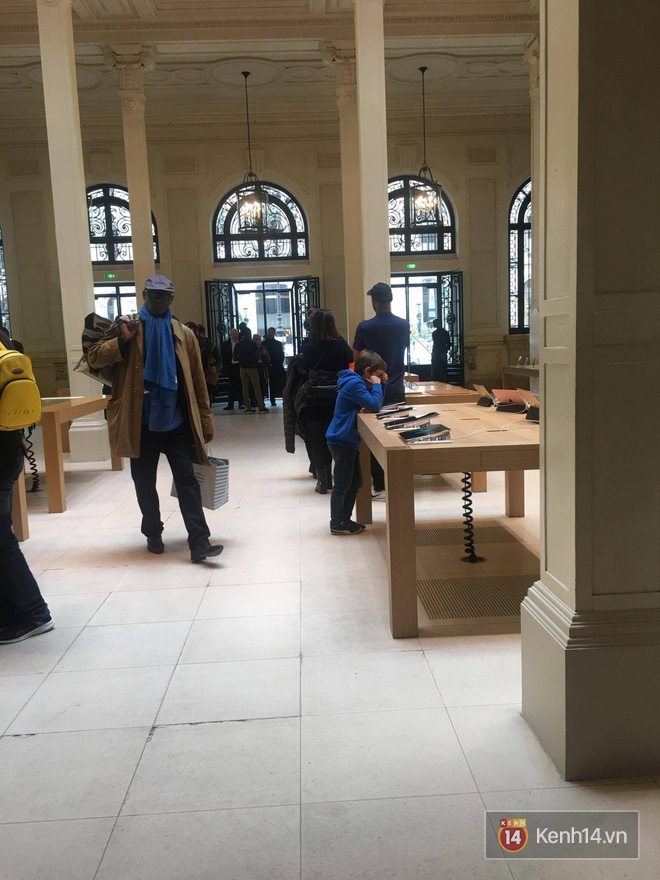 Pháp: Dân tình xếp hàng đông nghịt đi xem triển lãm bảo tàng, thờ ơ với iPhone X vì một lý do đơn giản - Ảnh 5.