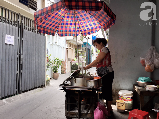 Quán bún riêu gần 50 năm trong hẻm vắng Sài Gòn, khách ăn tự múc lấy để thấy nhà là đây - Ảnh 5.