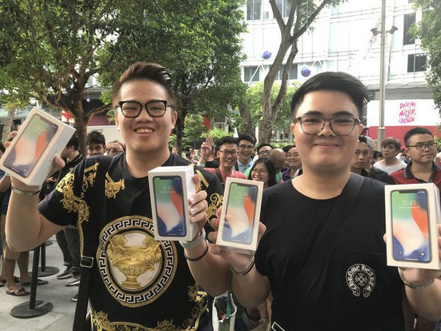 Dân buôn iPhone X, trong đó có cả Việt Nam, đứng bán máy ngay trước cửa Apple Store tại Singapore và hết hàng chỉ trong vài phút - Ảnh 5.