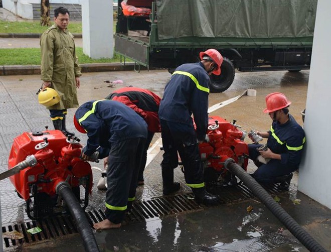 Công an tỉnh Thừa Thiên - Huế dầm mình trong mưa lũ giúp dân - Ảnh 4.