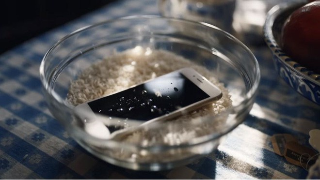 Samsung ra video quảng cáo Galaxy Note 8, đá xoáy Apple và iFan: trưởng thành rồi, đừng dùng iPhone nữa - Ảnh 4.