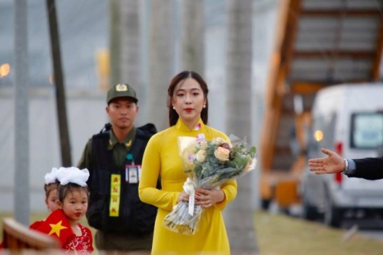 Cận cảnh nhan sắc thiếu nữ tặng hoa Tổng thống Trump ở Hà Nội - Ảnh 5.