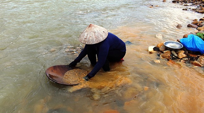 Người dân đổ ra sông mót vàng sa khoáng sau lũ - Ảnh 5.