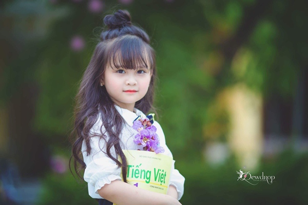 Sau 1 năm gây sốt vì xinh như hoa hậu, bé gái Tuyên Quang giờ đây đã khác rất nhiều - Ảnh 14.
