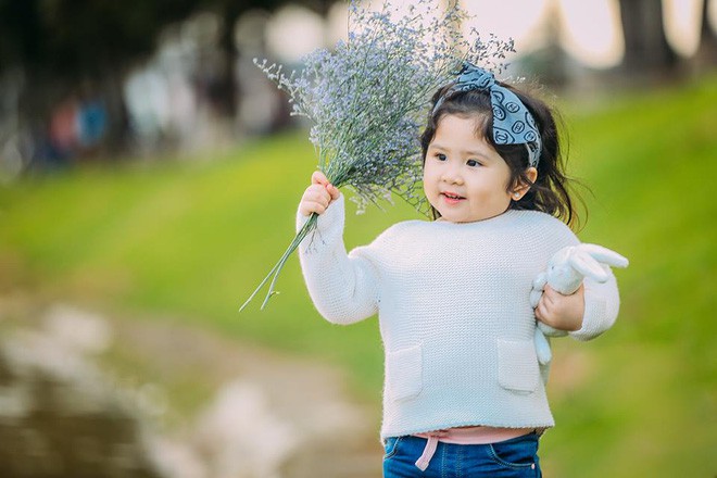 Đây chính là cô Ba Sài Gòn phiên bản 2,5 tuổi cưng hết sảy khiến dân mạng phát cuồng - Ảnh 43.