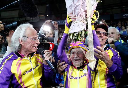 Xem cụ ông 105 tuổi phá kỷ lục đạp xe trong 1 giờ - Ảnh 6.