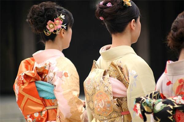 Kimono ngỡ kín như bưng nào ngờ vẫn hở bộ phận quyến rũ này - Ảnh 3.