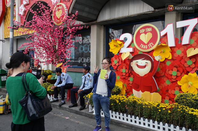 Lại tranh cãi về cách trang trí trái tim đỏ rực ở cổng chính chợ Bến Thành Sài Gòn - Ảnh 6.