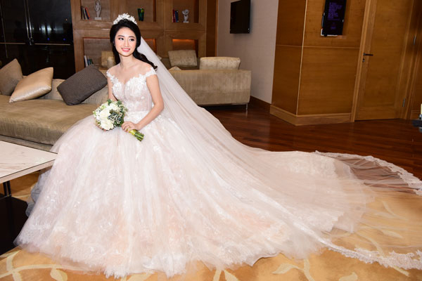 Váy cưới nửa tỷ đồng của hoa hậu 21 tuổi lấy chồng đại gia hơn 19 tuổi - Ảnh 2.