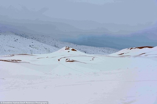 Không thể tin nổi: Tuyết rơi trên sa mạc lớn nhất thế giới sau 38 năm - Ảnh 3.