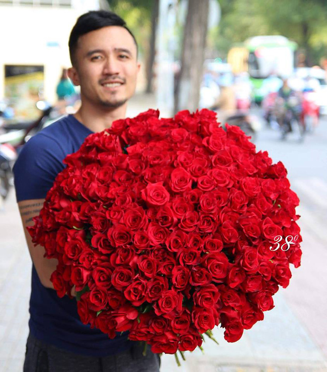 Cành hồng đỏ cao bằng một cô gái giá 500.000 gây sốt mùa Valentine năm nay - Ảnh 6.