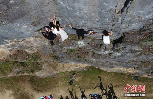 Treo người trên vách núi cao 100 mét để chụp ảnh cưới - Ảnh 6.
