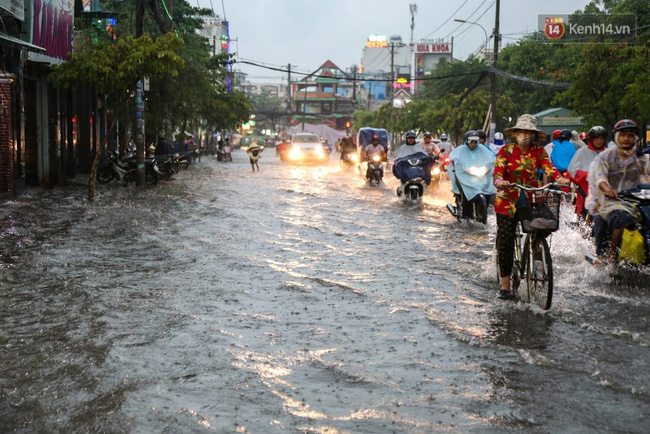 Chùm ảnh: Chiều tối ngày cá tháng Tư, nhiều tuyến đường ở Sài Gòn vẫn còn chìm trong biển nước! - Ảnh 6.