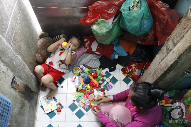 Cuộc sống trong ngôi nhà 1m2 của 2 mẹ con giữa trung tâm Sài Gòn: Sáng bám vỉa hè, đêm ngủ ngoài cửa - Ảnh 6.