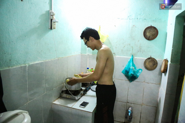 Đứng trong chậu nước nấu ăn, tự chế quạt phun nước... là cách SV ở trọ đối phó với cái nóng như lò thiêu ở Sài Gòn - Ảnh 6.
