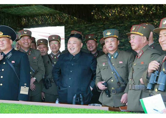 Cận cảnh lãnh đạo Triều Tiên Kim Jong-un thị sát tập trận - Ảnh 6.