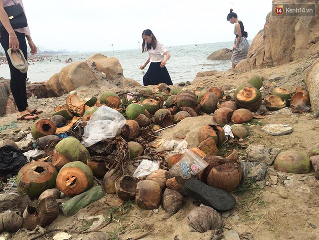 Chùm ảnh: Quá tải du khách, biển Sầm Sơn ngập rác ra sát tận mặt nước - Ảnh 6.