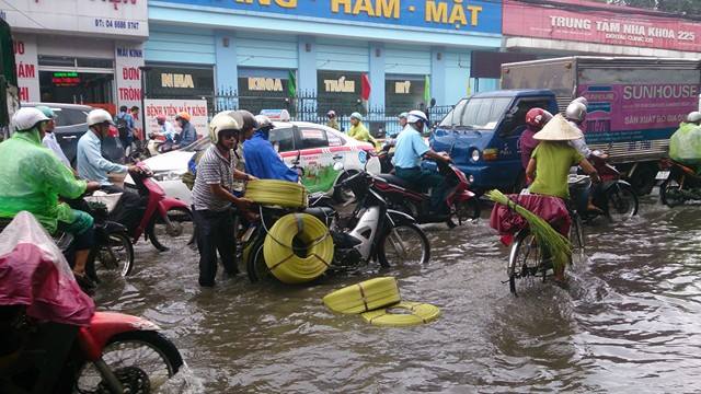 Mưa lớn đầu mùa, phố Hà Nội ngập sâu, giao thông ùn tắc - Ảnh 6.