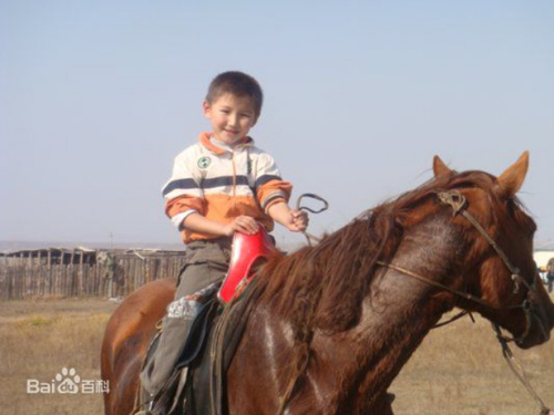 Gặp lại cậu bé Mông Cổ sau 6 năm làm lay động hàng triệu khán giả với bài hát “Gặp mẹ trong mơ” - Ảnh 2.