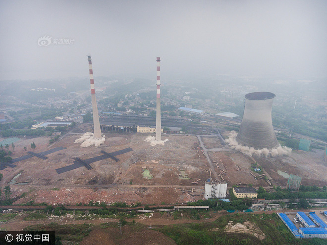 Trung Quốc phá dỡ nhà máy nhiệt điện, cả ngọn tháp cao bằng tòa nhà 60 tầng đổ sập trong vài giây ngắn ngủi - Ảnh 7.
