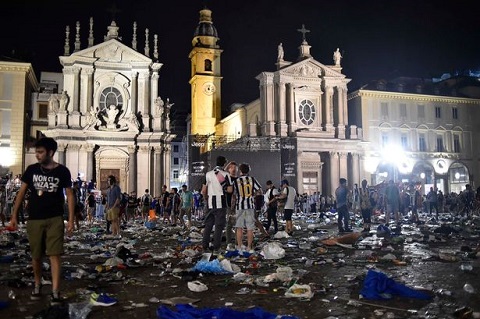 NÓNG: Nhiều CĐV Juventus đổ máu vì vụ nổ bất thường ở Turin - Ảnh 6.