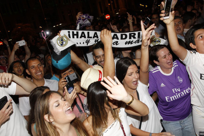 Real Madrid phá lời nguyền Champions League, CĐV ăn mừng thâu đêm suốt sáng - Ảnh 6.