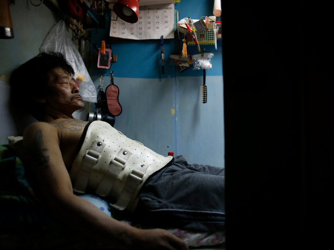 Những “ngôi nhà quan tài” rộng vài m2: Cuộc sống tù túng, ngột ngạt của hàng nghìn người dân Hong Kong - Ảnh 6.