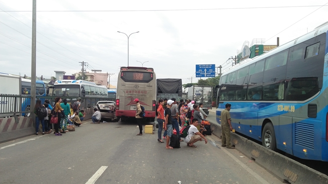 Hành khách la hét cầu cứu trong vụ va chạm dây chuyền trên QL1 - Ảnh 5.