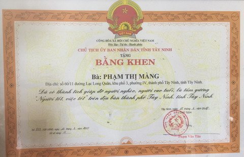 Cụ bà ngoài 90 tuổi vẫn ngồi máy khâu, miệt mài may chăn tặng người nghèo - Ảnh 6.