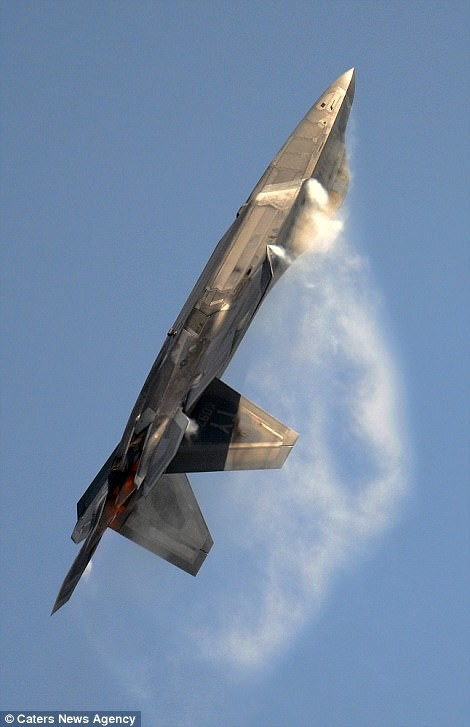 Mãn nhãn F-22 khoe kỹ năng bay siêu cấp - Ảnh 6.