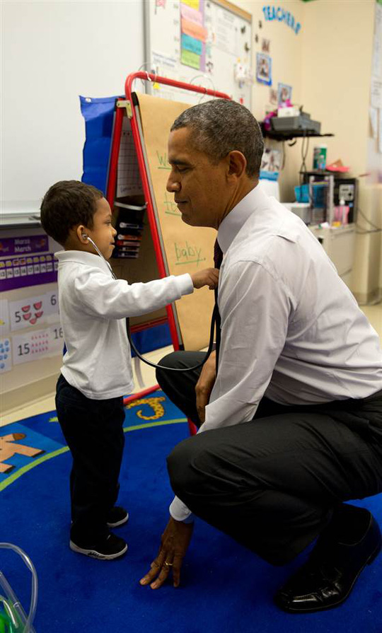 Ông Obama gây sốt với ảnh bế em bé Alaska - Ảnh 5.