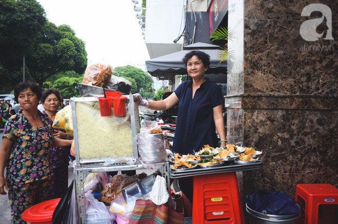  Xe gỏi khô bò đặc biệt nhất Sài Gòn: 50 năm không có quán hàng, khách ngồi la liệt dưới gốc cây - Ảnh 6.