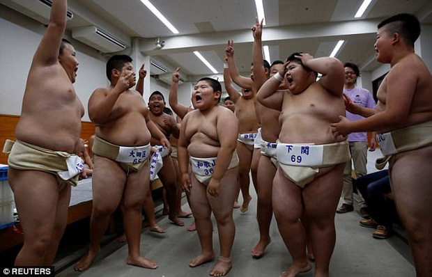 Xem trẻ em Nhật đấu võ sumo rèn tính can đảm - Ảnh 6.
