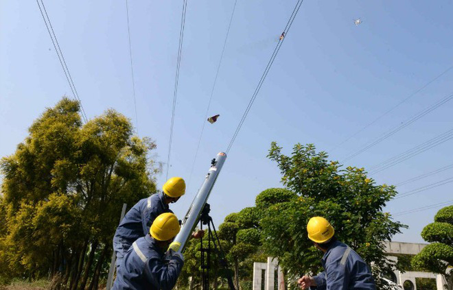 Thợ điện Trung Quốc dùng pháo bắn laser dọn rác đường điện - Ảnh 5.