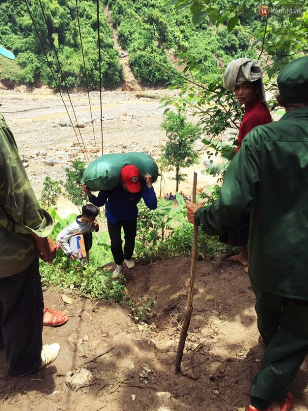 Tình người trong lũ dữ Mù Cang Chải: Chiến sĩ ăn mì tôm sống, vác gạo vượt hàng chục km đường rừng giúp đỡ bà con - Ảnh 7.