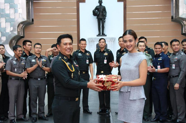 Nữ phóng viên Thái Lan đẹp hút mắt ở SEA Games 29 - Ảnh 6.