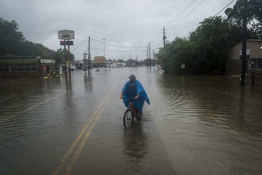 Mỹ: Bức ảnh gây sốc trong bão Harvey - Ảnh 5.