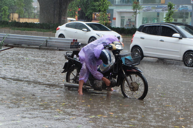 Người dân từ các tỉnh đổ về Thủ đô chật vật di chuyển trong mưa lớn sau kì nghỉ lễ kéo dài - Ảnh 6.
