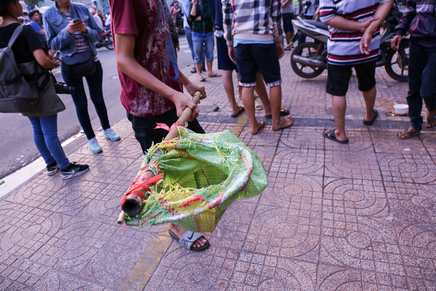 Vợt chế từ mùng, bao gạo và... thùng xốp - Đội quân giật cô hồn ở Sài Gòn ngày càng chuyên nghiệp - Ảnh 6.