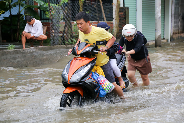 Gần 3km đường biến thành sông vì triều cường, ô tô “quật” trẻ em té ngã giữa dòng nước ở Sài Gòn - Ảnh 6.