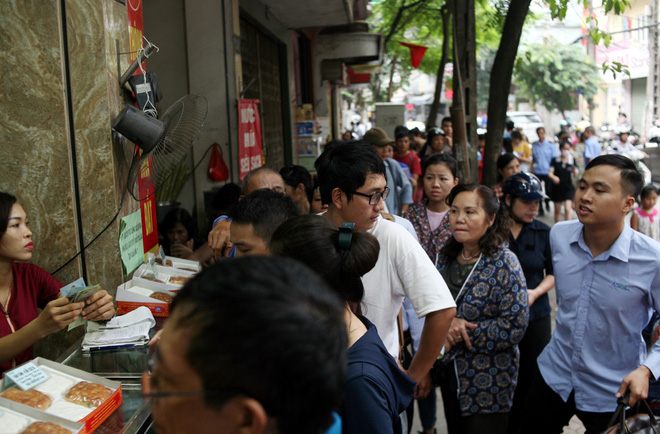 Hà Nội: Phố Thụy Khuê tắc nghẽn vì dòng người ùn ùn đổ về mua bánh Trung thu gia truyền - Ảnh 7.